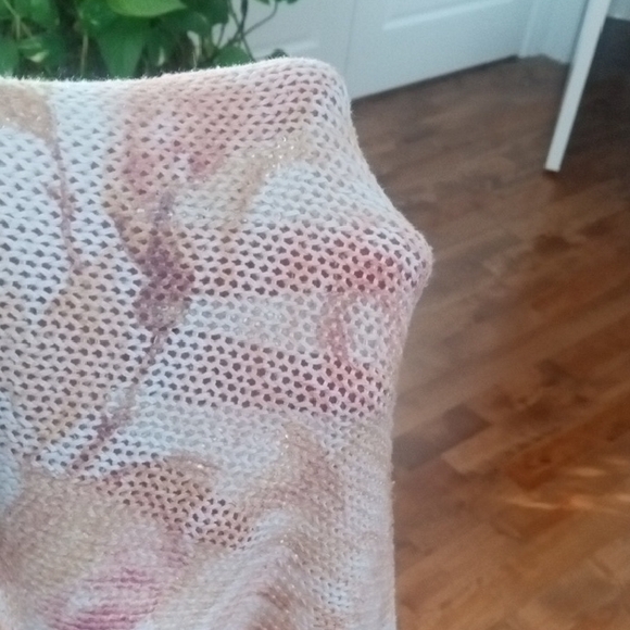 Chic Rose Patterned Sweater - Picture 13 of 14